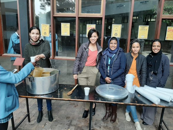 Gardens Commercial High School host their first annual Ramadaan soup kitchen2